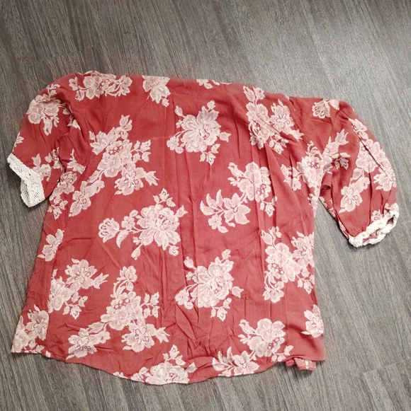 Cameo Floral Blouse in Red and Cream - Picture 7 of 7